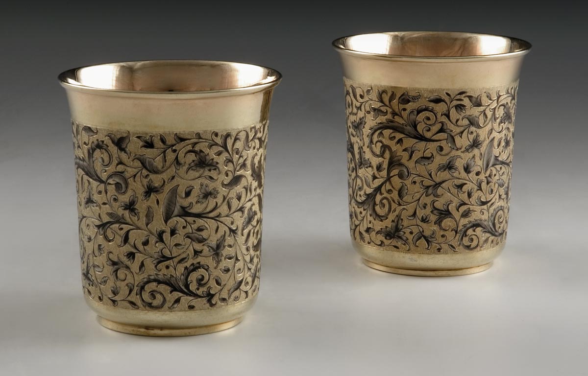 Coppia di bicchieri, Mosca, 1845, argento dorato, cesellato, inciso, niellato, inv. 1909