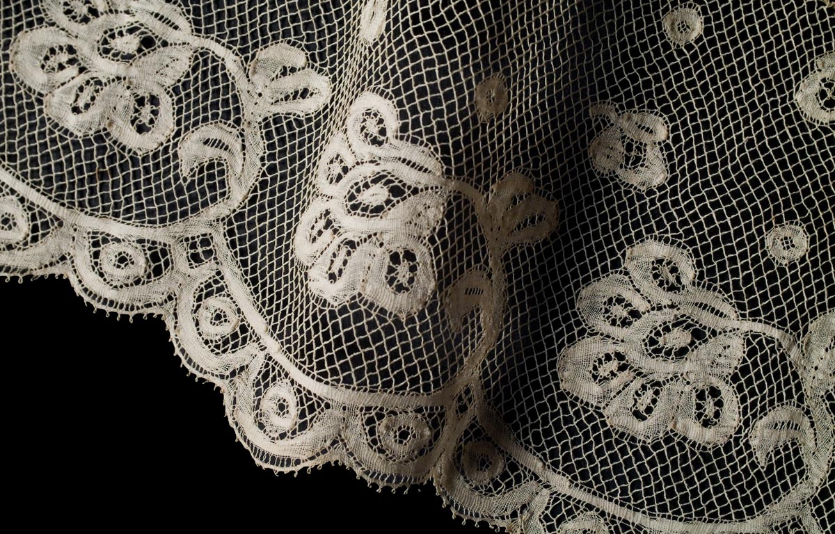 Bordura,  XIX secolo, merletto Valenciennes a fili aggiunti e tagliati, lino a fuselli, inv. 8033