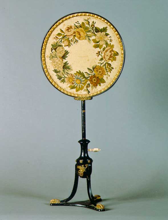 Manifattura austriaca (o francese), Schermo da tavolo, legno, avorio, bronzo dorato, seta ricamata, 1820-1825 circa, Inv. 851