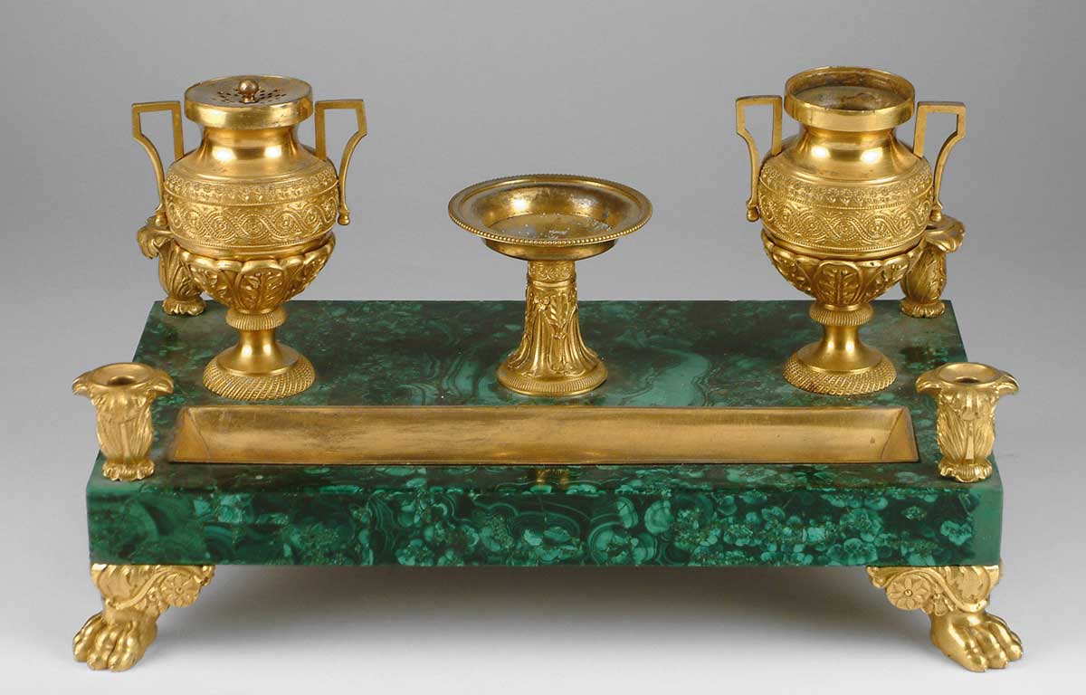 Manifattura russa, Calamaio, marmo, mosaico di malachite, bronzo dorato, 1800-1830, inv. 1798