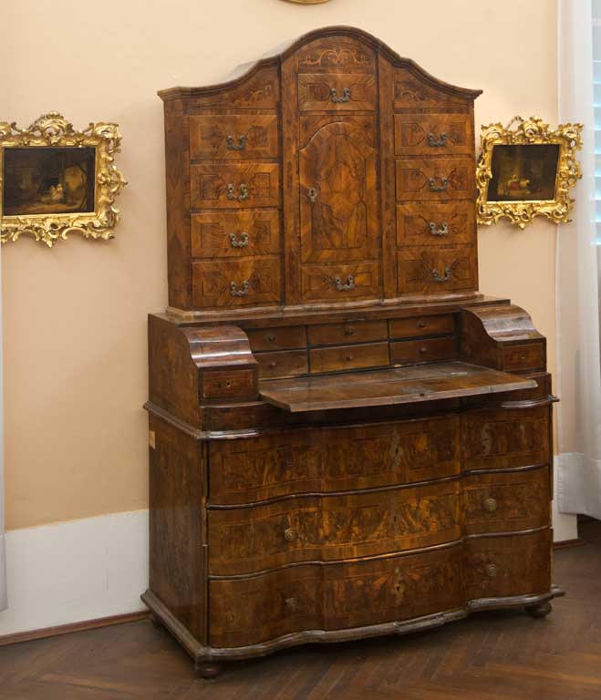 Bureau-cabinet, prima metà XVIII secolo, legno impiallacciato in noce e radica di noce, inv. 1514