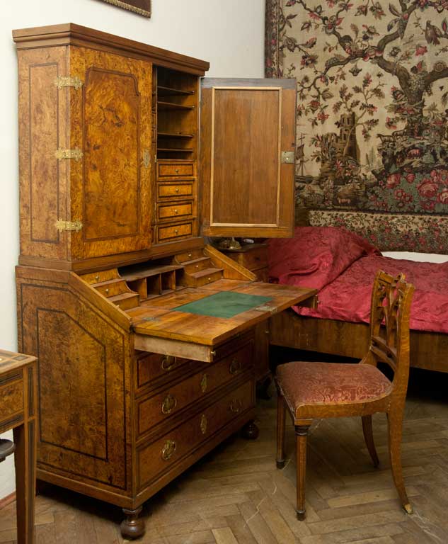Bureau-cabinet, abete e noce impiallacciato in radica d’acero, cuoio, ottone, inizio XIX secolo, inv. 1969