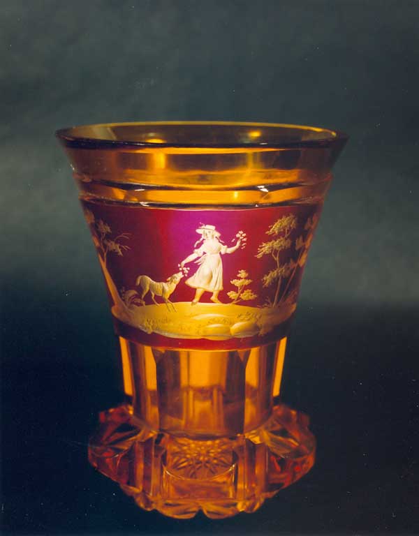 Manifattura boema, Bicchiere a campana detto “Ranftbecher”, cristallo colorato, intagliato, inciso, 1830 circa, inv. 1196