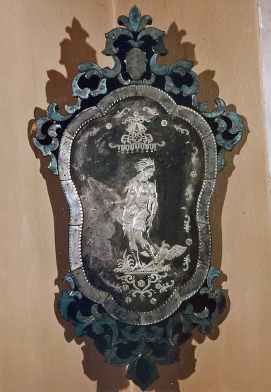 Manifattura veneziana, Specchio con immagine allegorica dell'America, legno, cristallo molato e inciso, XVIII secolo, inv. 1685